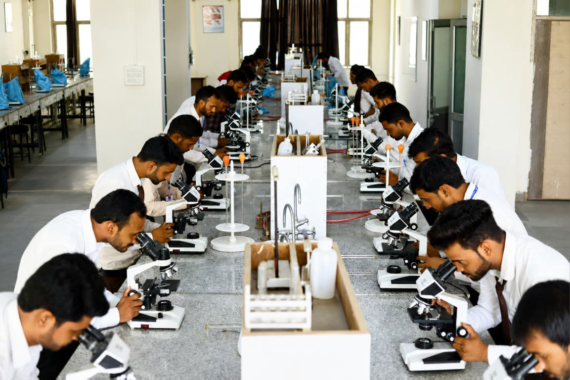 SVU pharmacy students working in a lab